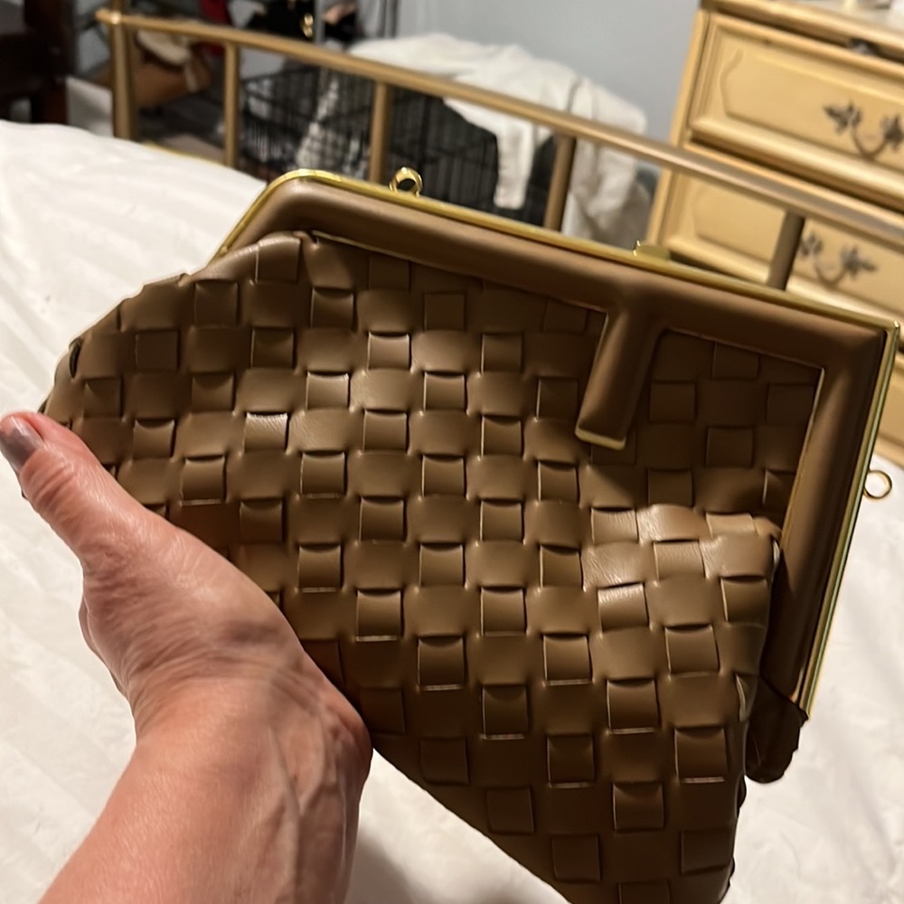 Classic design shoulder bag Brown waved kiss closer Medium size